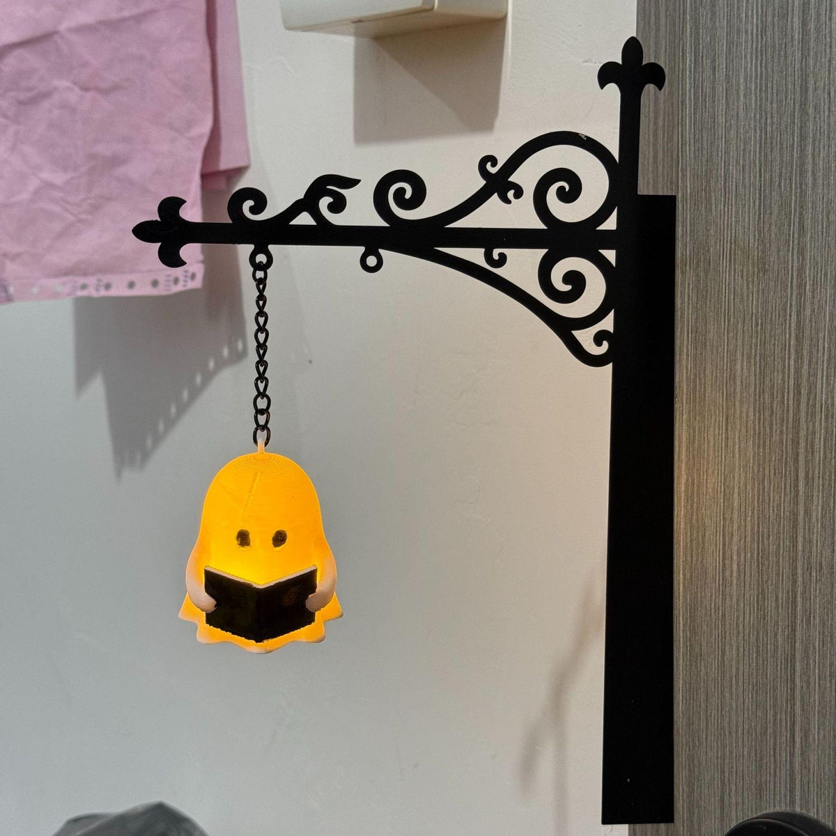 Reading ghost style bookshelf insert