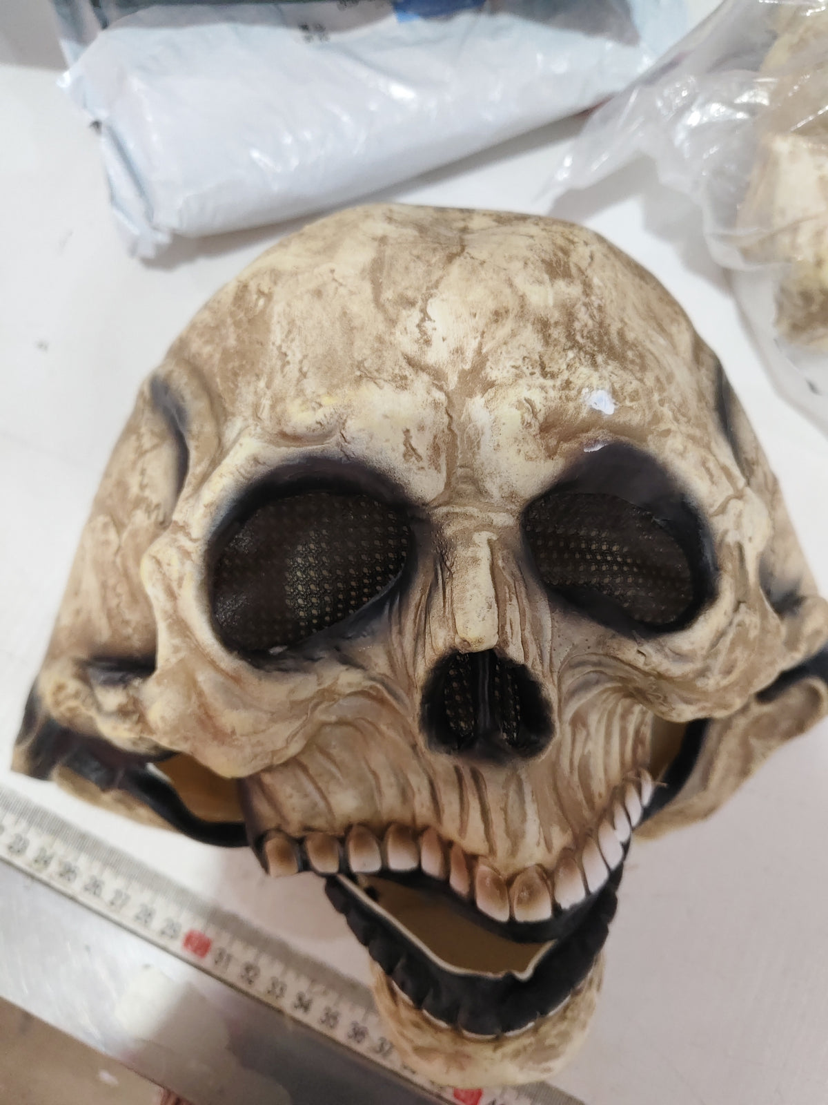 Front view of the movable jaw skull mask